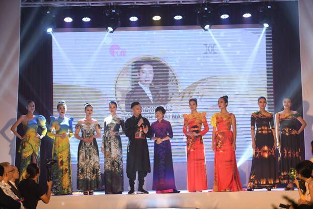 NTK Đỗ Trịnh Hoài Nam giới thiệu BST 'S Vietnam' mở màn New York Couture Fashion Week 2019