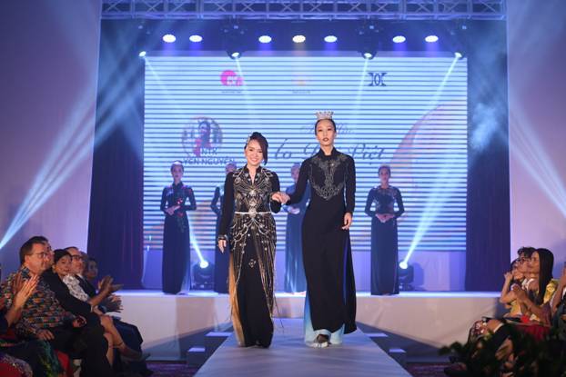 NTK Đỗ Trịnh Hoài Nam giới thiệu BST 'S Vietnam' mở màn New York Couture Fashion Week 2019