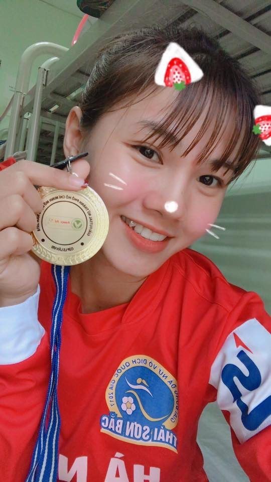 Cầu thủ nữ Việt Nam xinh như hot girl gây bão trong ngày vô địch2