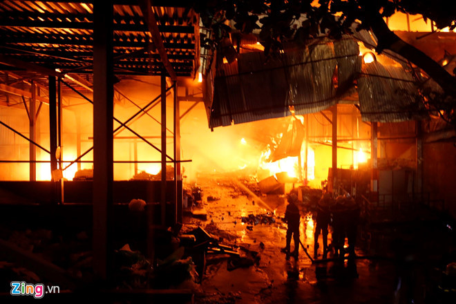Phóng viên bị bẻ gãy thẻ nhớ khi tác nghiệp cháy ở Công ty Rạng Đông
