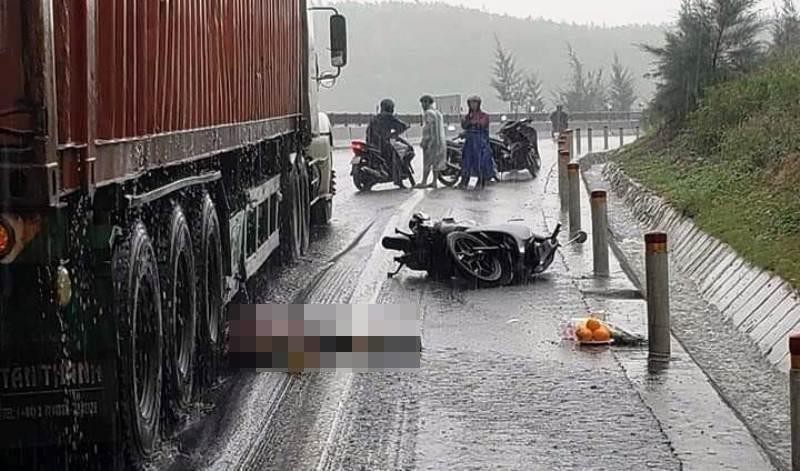 Vụ tai nạn xảy ra trên quốc lộ 1A (đoạn qua đèo Lý Hòa, Quảng Bình) do bão số 4 gây mưa lớn. Ảnh: CTV.