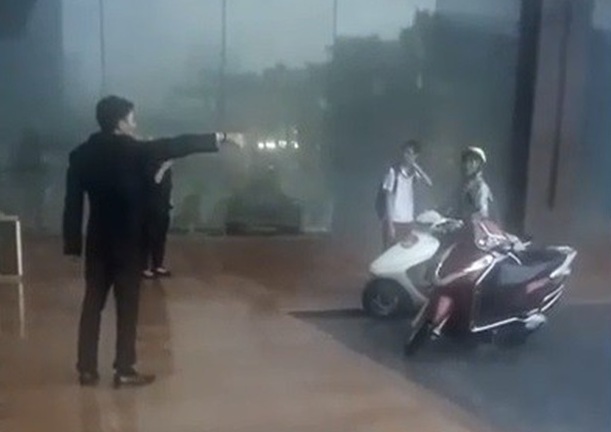 Bảo vệ khách sạn đuổi người trú mưa ở Hà Nội