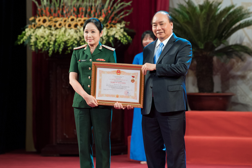 Nghệ sĩ Việt hân hoan nhận danh hiệu NSND, NSƯT