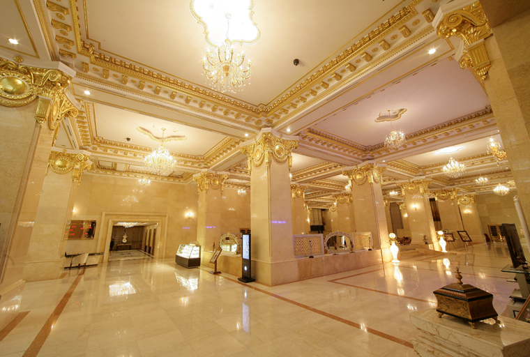 Trước khi đuổi người trú mưa, khách sạn dát vàng Grand Plaza vốn sang xịn thế nào?