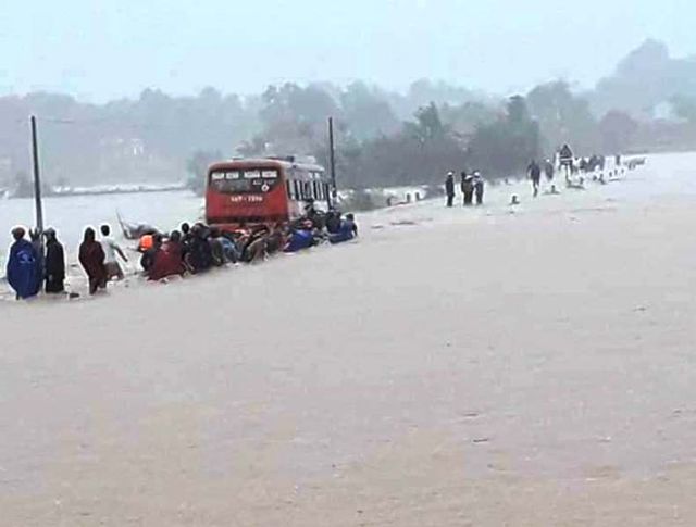 Ô tô cố vượt đường ngập lụt bị mắc kẹt, 60 công nhân bì bõm lội 'biển nước'