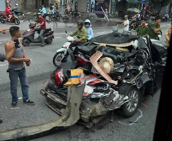 Đang chờ sang đường ô tô Camry bị container đâm nát ở Hải Phòng