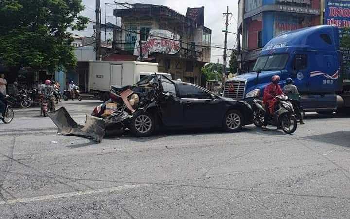 Đang chờ sang đường ô tô Camry bị container đâm nát ở Hải Phòng