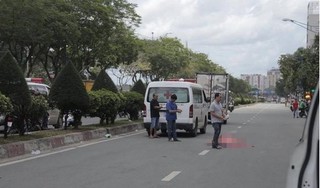 Hai xe ôm công nghệ GrabBike và Go-Viet tông nhau, nữ khách tử vong dưới bánh xe tải