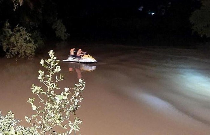Taxi chở 3 người lao xuống sông giữa đêm, 2 người mất tích cùng dòng lũ