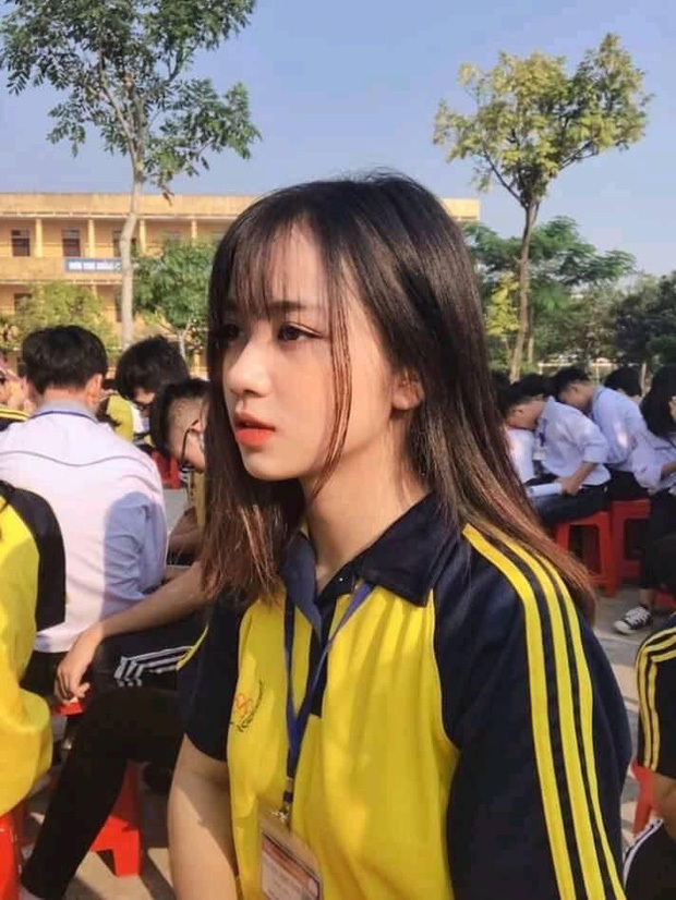 Nữ sinh Nam Định gây bão mạng với bức ảnh chụp lén 'tựa nữ thần' khi làm thủ tục nhập học