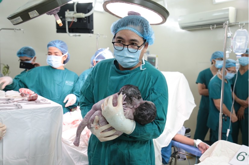 Hành trình nghẹt thở cứu hai bé song sinh dính liền nhau ở Quảng Nam 3