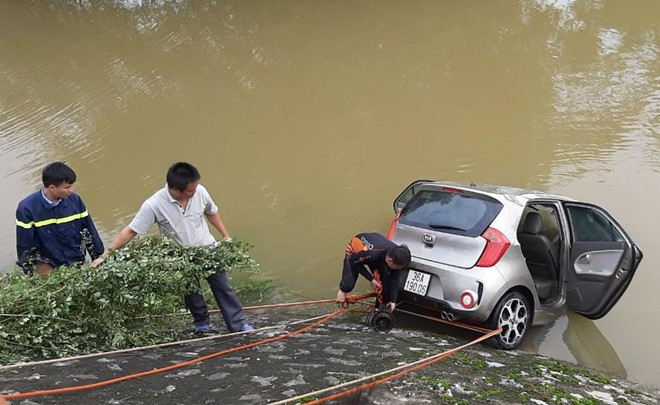 Thi thể tài xế vụ taxi lao xuống sông được tìm thấy sau 3 ngày