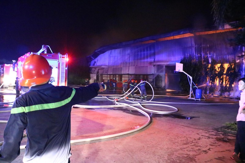 Công ty nệm mút cháy ngùn ngụt, kho xưởng hàng nghìn mét bị thiêu rụi hoàn toàn