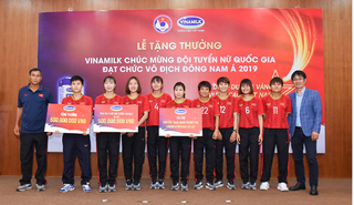 Vinamilk trao thưởng chúc mừng đội tuyển bóng đá nữ Quốc gia vô địch Đông Nam Á 2019