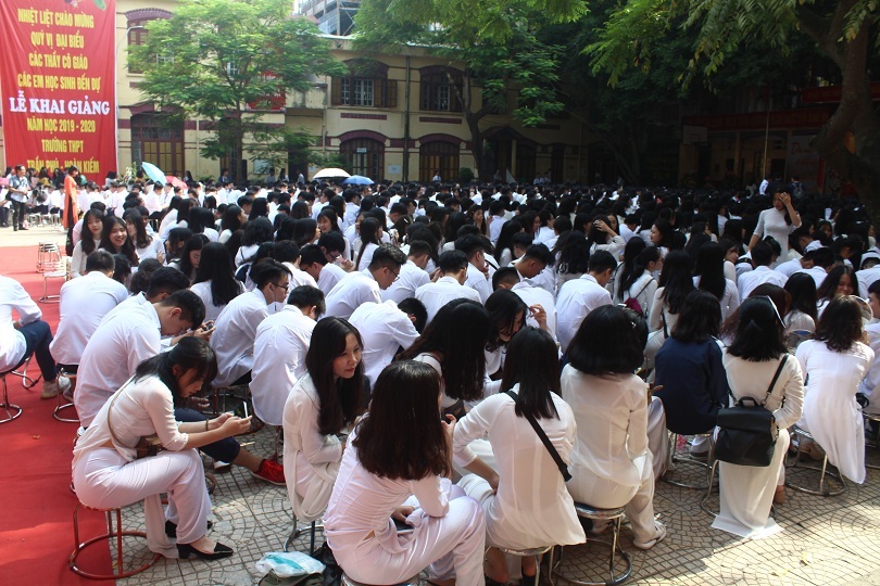 Nữ sinh trường THPT Trần Phú rạng rỡ đón chào năm học mới