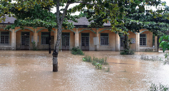 Hàng trăm trường học miền Trung phải hoãn khai giảng vì mưa lũ