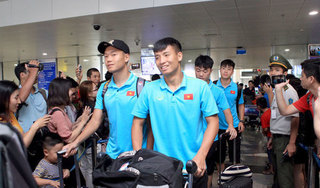 Hàng trăm fan hâm mộ ra sân bay đón Tuấn Anh, Xuân Trường