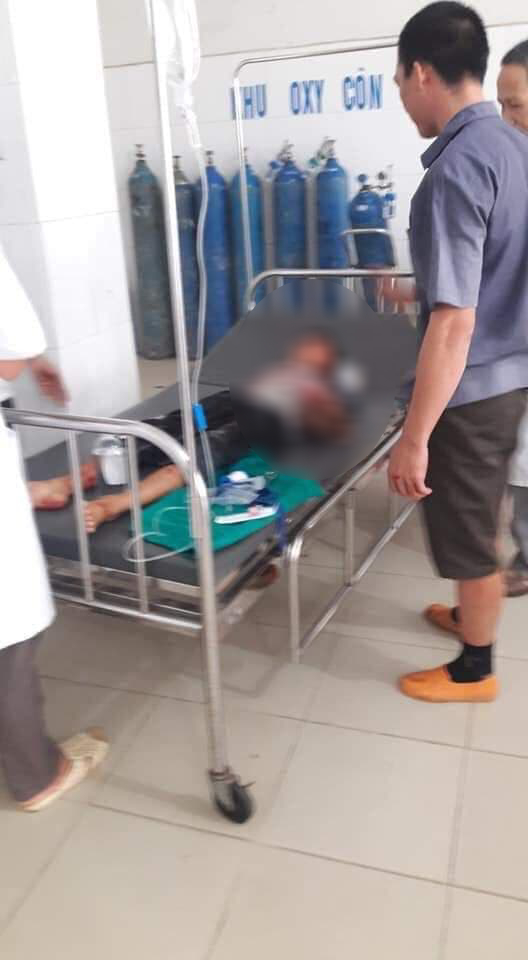 Đang nằm trong nhà, bé trai ở Bắc Giang bị chú ruột chém đứt lìa tay