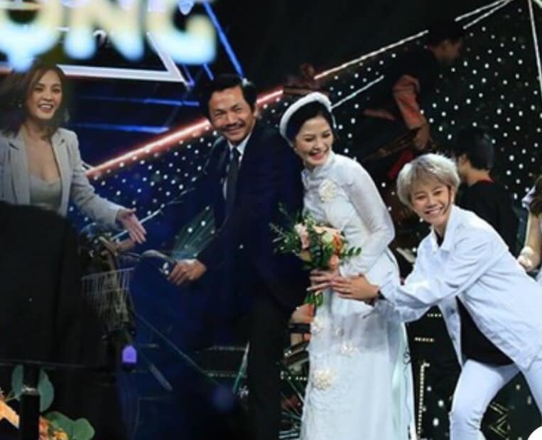 Ông Sơn 'Về nhà đi con' cưới cô Hạnh bán hoa trên sân khấu VTV Awards 2019