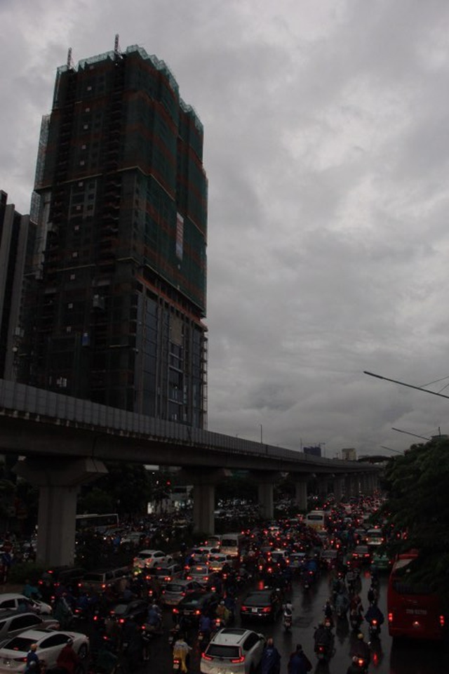 Khung cảnh phố biến thành sông, tắc đường dài cả cây số sáng sớm ở Thủ đô