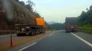 Container đi ngược chiều, 'phóng như bay' trên cao tốc Nội Bài - Lào Cai  bị phạt thế nào?