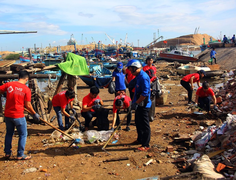 Quảng Bình: 1000 người xung phong tham gia chiến dịch hãy làm sạch biển 