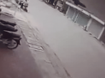 Clip: Nữ sinh đi xe ngược chiều bị ô tô tông kinh hoàng