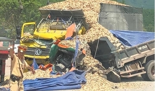 Quảng Ninh: Hai xe tải nát bét sau khi đâm trực diện, 2 tài xế nguy kịch