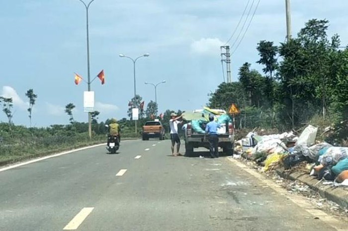 Hai người đàn ông đi xe bán tải vứt gần chục bao tải rác lề đường mòn HCM