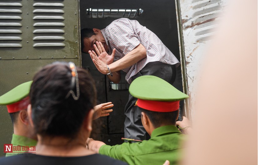 Hoãn xét xử, cựu lãnh đạo Sở GD&ĐT Hà Giang cúi đầu tạm biệt người thân