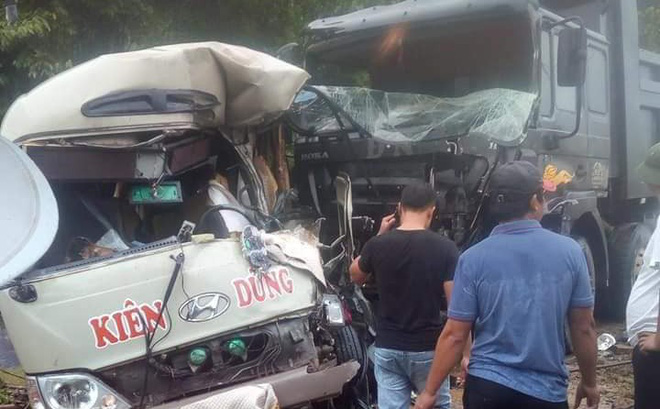 Phú Thọ: Xe khách đối đầu xe ben, 6 người bị thương