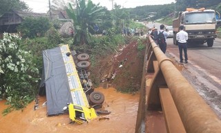 Xe tải đánh lái lao thẳng xuống suối vì tránh ô tô dừng trên cầu