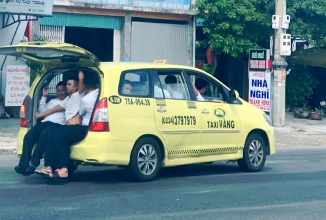 Hãi hùng taxi 'làm xiếc' nhồi nhét 11 người chạy băng băng trên QL1