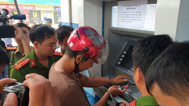 Bắt 3 người Trung Quốc cài thiết bị vào máy ATM để trộm hàng trăm triệu