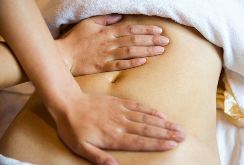 Massage nhẹ nhàng giúp giảm đau bụng kinh