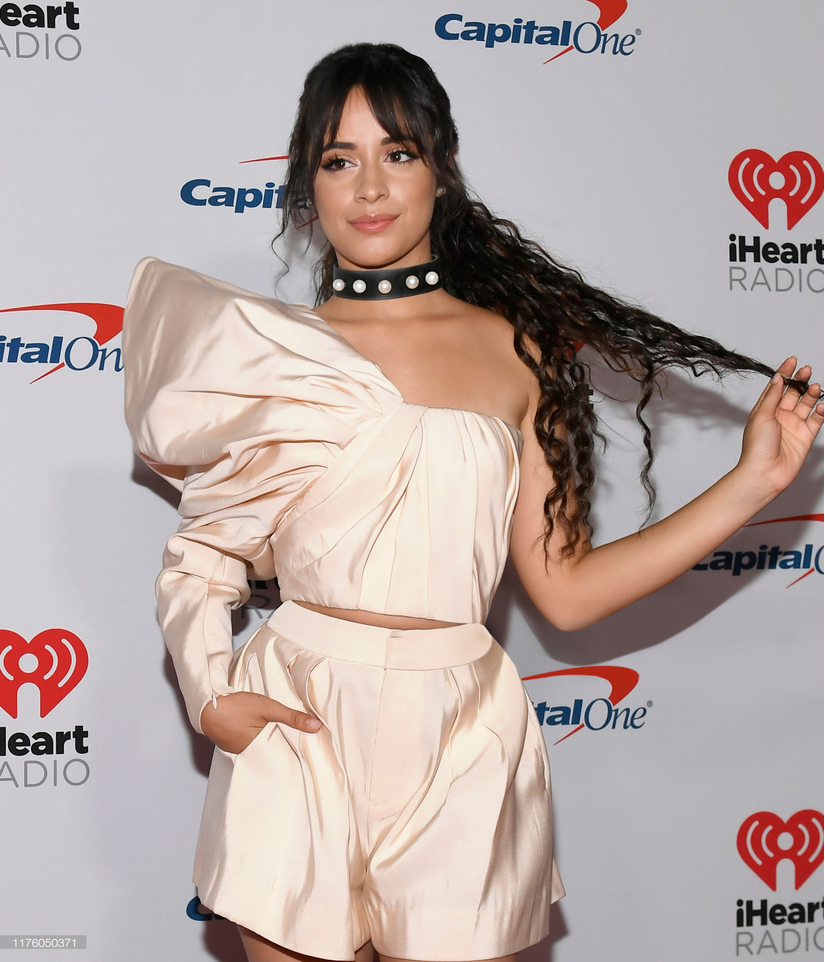  Ca sĩ Camila Cabello diện trang phục của NTK Công Trí tại I Heart Radio Musix Festival