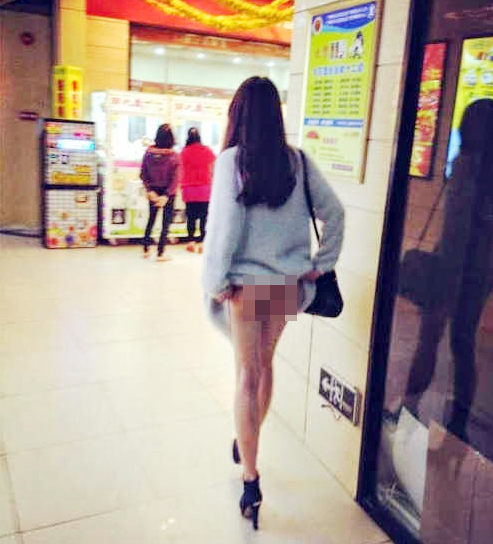 Sốc với cô gái vén áo khoe vòng 1 rồi có hành động nhạy cảm giữa siêu thị5