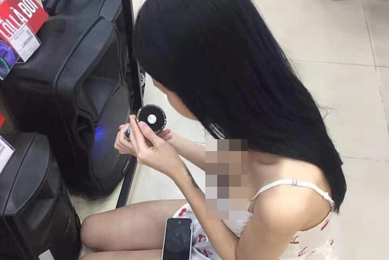 Sốc với cô gái vén áo khoe vòng 1 rồi có hành động nhạy cảm giữa siêu thị3