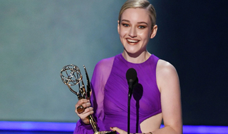 Nữ diễn viên phụ xuất sắc nhất Emmy Award 2019 gợi cảm trong thiết kế của Công Trí 
