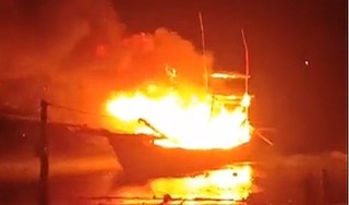 Tàu cá phát nổ cháy rụi trong đêm, 2 người chết, 6 người bị thương và mất tích