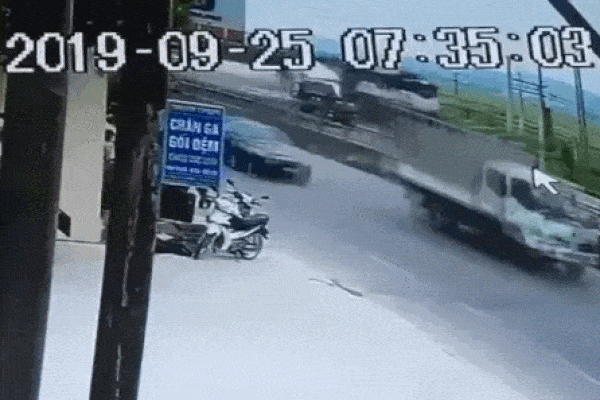 Clip: Kinh hoàng khoảnh khắc tàu hỏa đâm xe tải nổ như bom ở Nghệ An