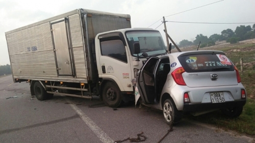 Tài xế taxi cùng hành khách tử vong sau cú đối đầu kinh hoàng với xe tải