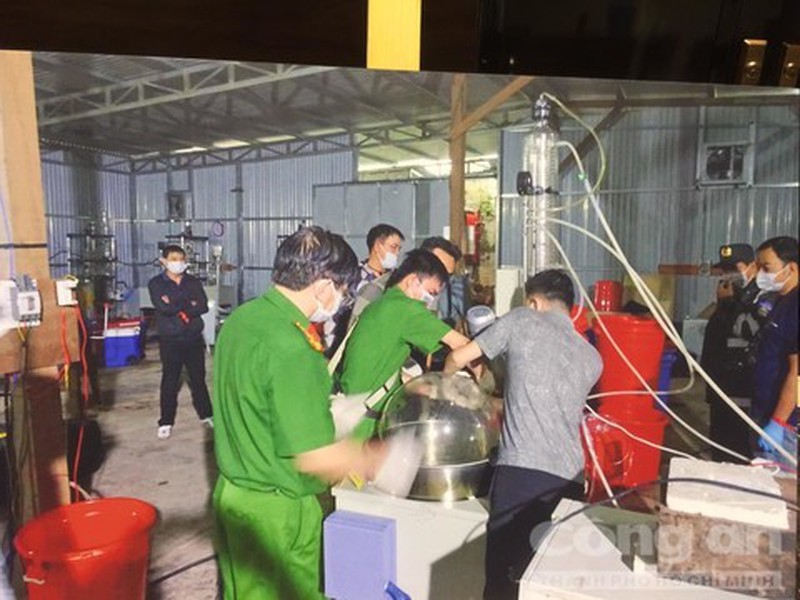Nhóm người Trung Quốc huy động 20 tấn máy móc chế cả tấn ma túy ở Việt Nam
