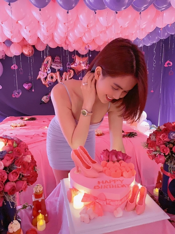 Ngọc Trinh được bạn trai tổ chức sinh nhật toàn màu hồng trước tin đồn chia tay