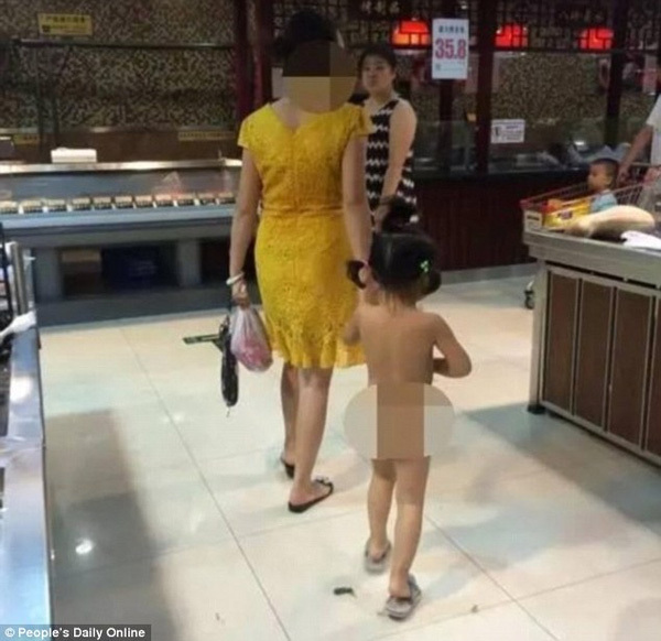 Mẹ ăn mặc đẹp nhưng lại để con gái nhỏ không mặc gì đi siêu thị