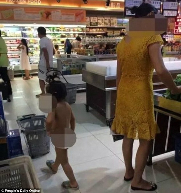 Mẹ ăn mặc đẹp nhưng lại để con gái nhỏ không mặc gì đi siêu thị2