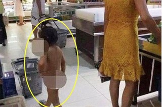 Sốc với hình ảnh mẹ ăn mặc đẹp nhưng lại để con gái trần truồng khi đi siêu thị