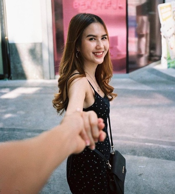 Bạn gái phóng viên xinh đẹp và nóng bỏng của tiền đạo tuyển Thái Lan8