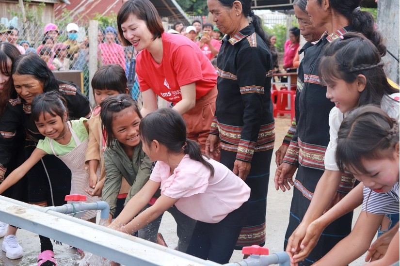 Người dân Mang Yang hân hoan đón nguồn nước sạch về bản làng 