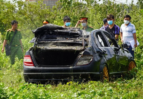 Vừa trình báo 3 người mất tích hôm trước, hôm sau thấy Mercedes chìm dưới kênh